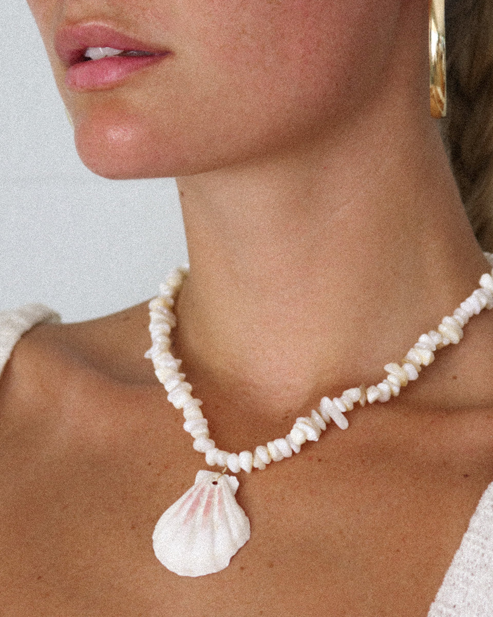 18in Puka Shell with Sun Scallop Shell Necklace